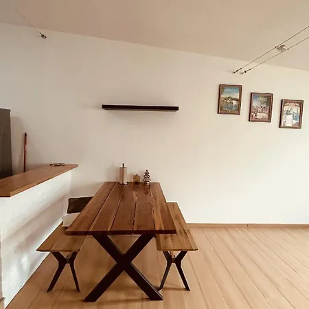 Large Bright Downtown Station 5 Min Away *