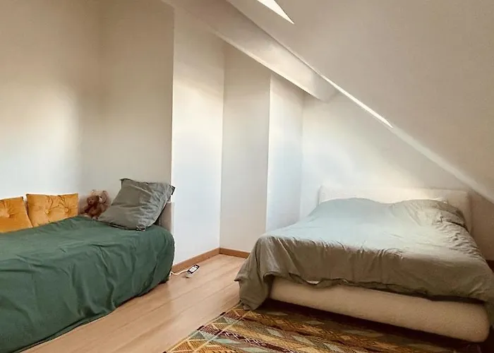 Large Bright Downtown Station 5 Min Away