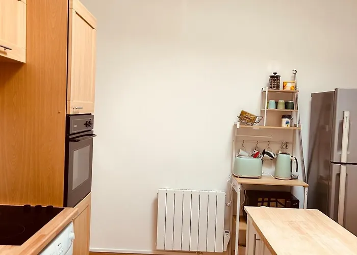 Large Bright Downtown Station 5 Min Away * Tours