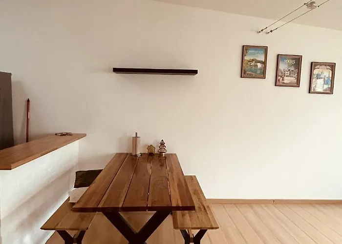 Large Bright Downtown Station 5 Min Away *